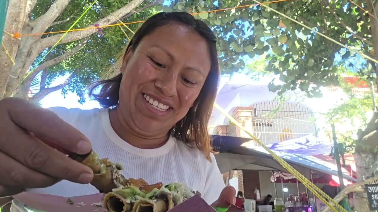 Un dia lunes de plaza ,de compras con mi esposo caldo de mojarras delicioso .