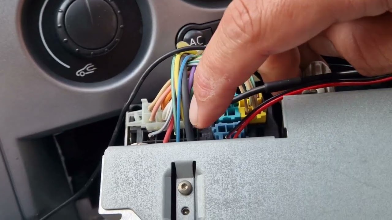 Як покращити штатну магнітолу Renault Scenic II з AUX feat RadioCar