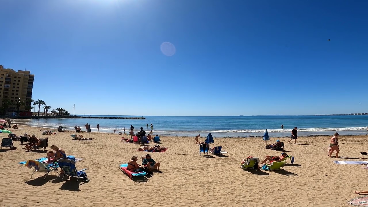 Ambiente de playa para acabar el mes de marzo. Torrevieja (30/03/2025)