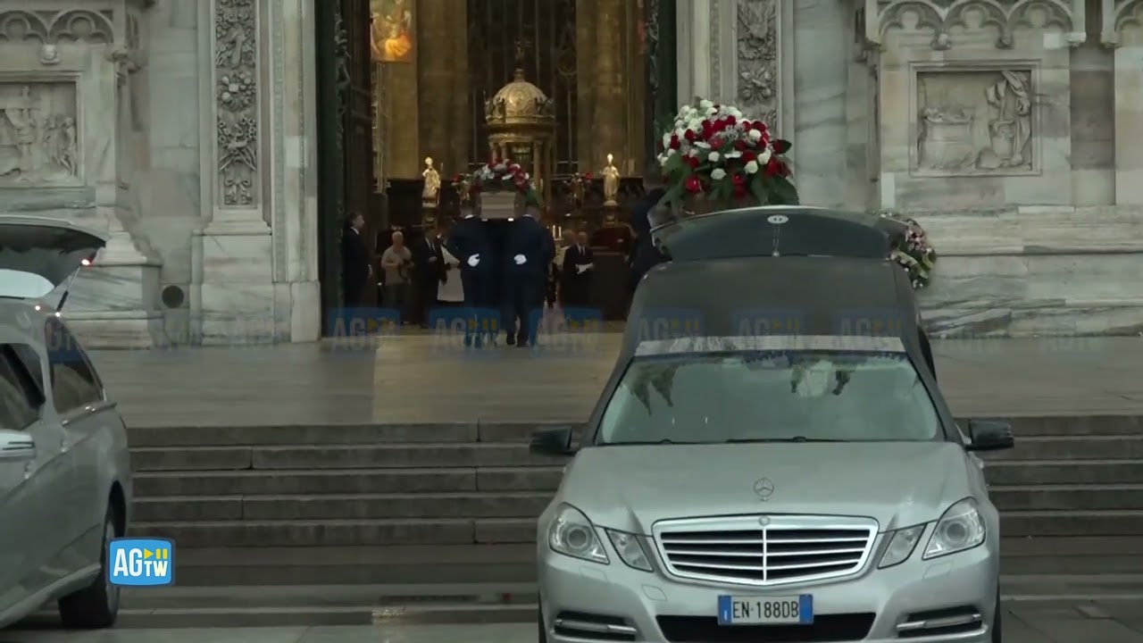 Funerali vittime incendio RSA, l'arrivo dei sei feretri in Duomo