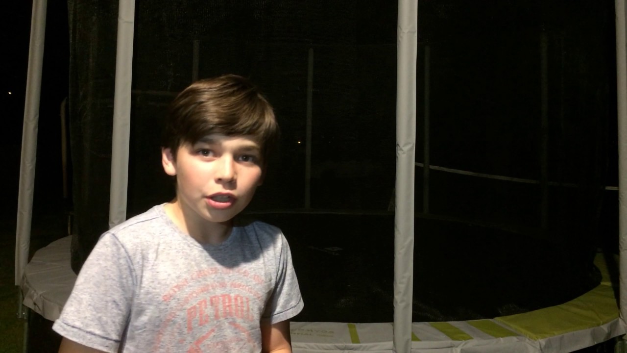 En slip à minuit dans un trampoline