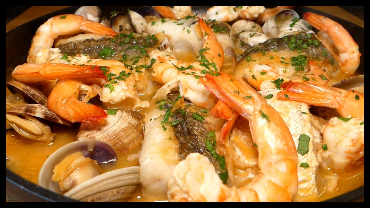Merluza a la marinera con almejas y langostinos.