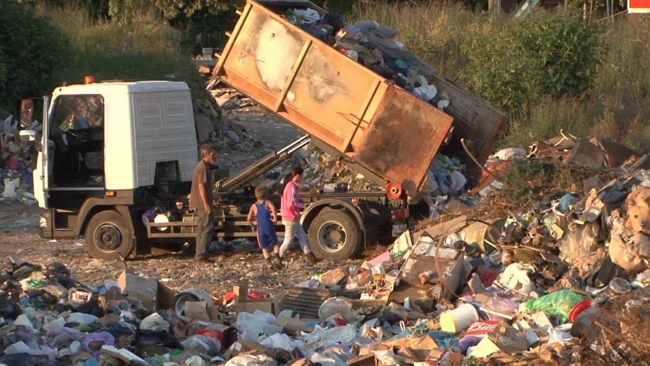 В курортном поселке Алахадзы горит мусорная свалка.