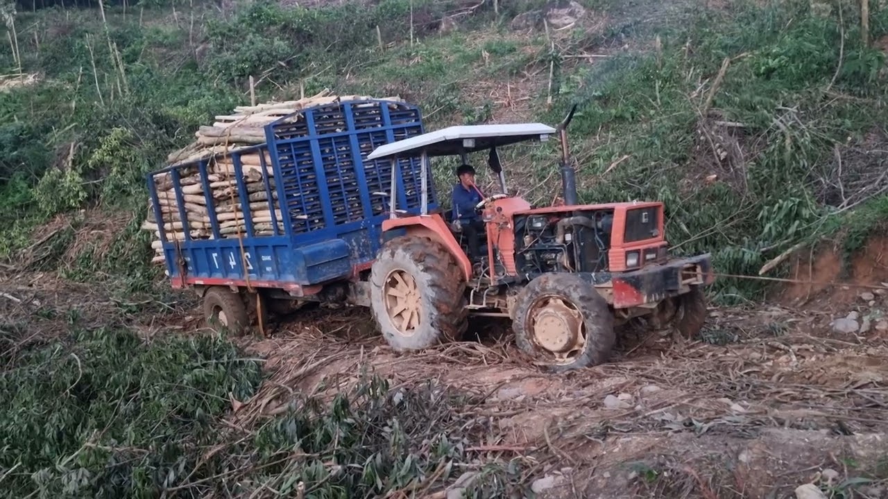 🚜 “Beast tractor climbing hills with black smoke! Hit like & sub!”