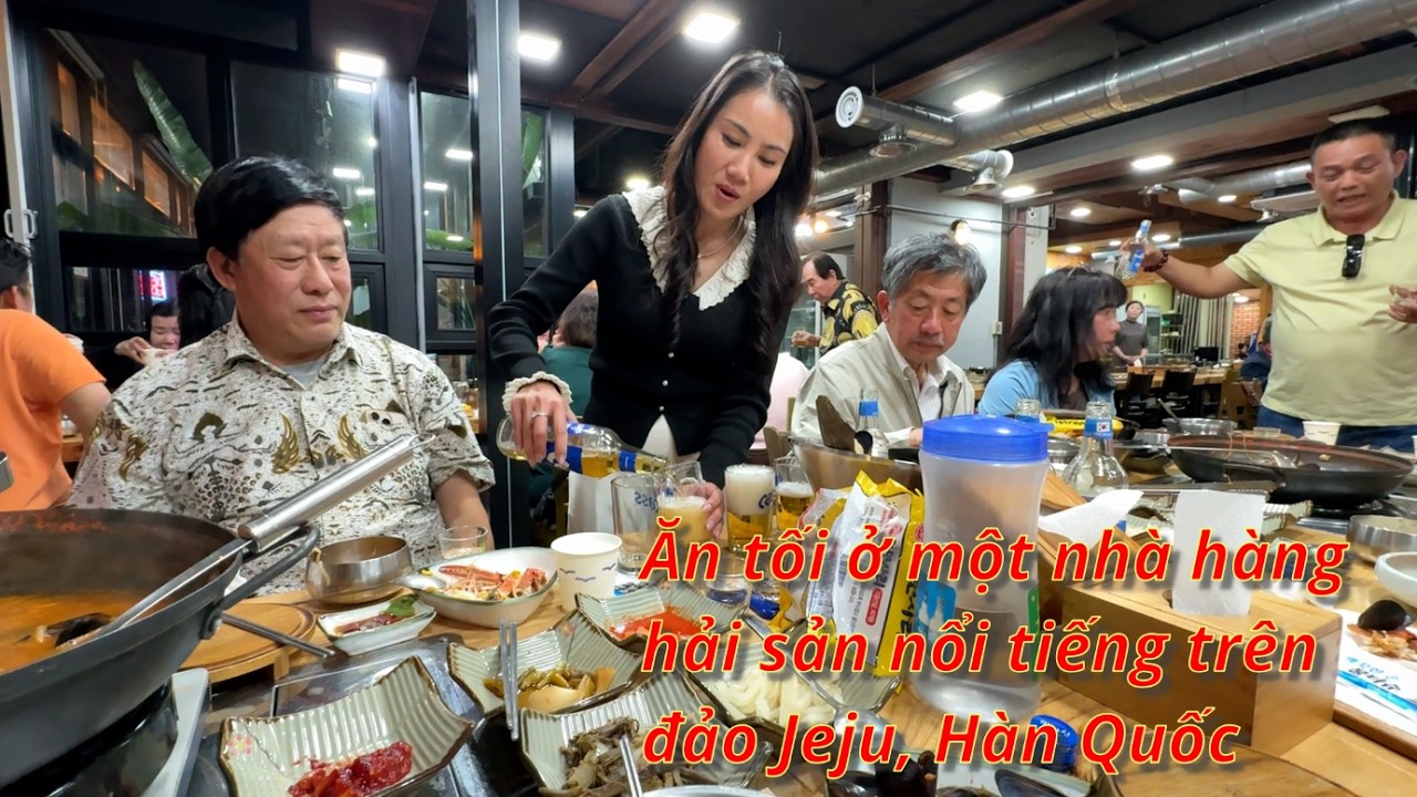 Ăn tối ở một nhà hàng hải sản nổi tiếng trên đảo Jeju, Hàn Quốc;Seafood dinner at Korean restaurant