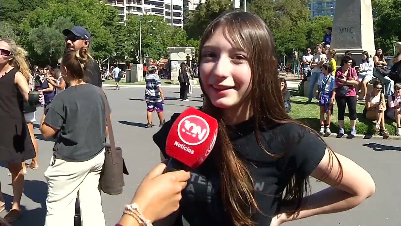 2027A   THERIANS   JUNTADA PLAZA MITRE   PUBLICO GENTE    2´46´´