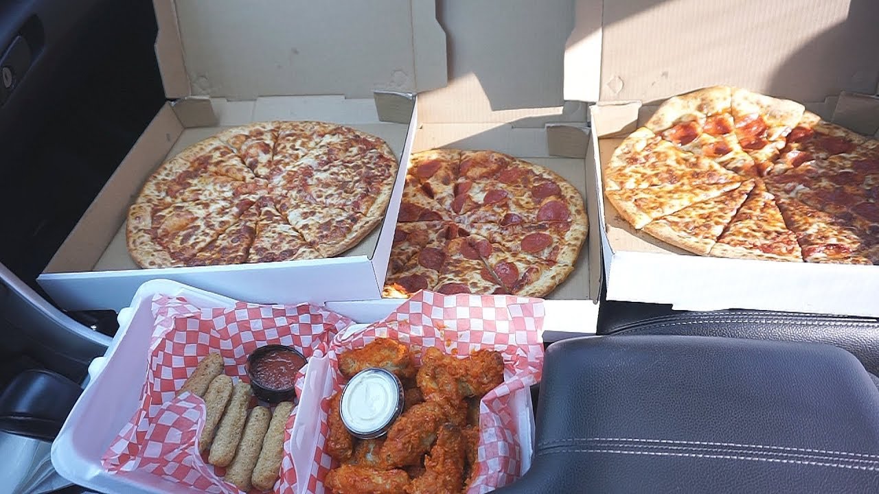 First time eating CHUCK E CHEESE pizza