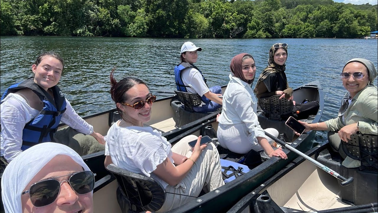 شو يعني رياضة التجذيف بالقارب؟ kayaking ولا canoeing