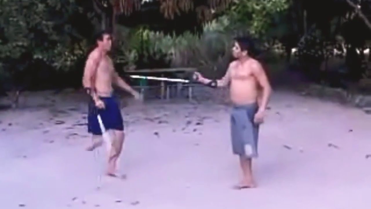 Pelea de inv&aacute;lidos con m&uacute;sica de Naruto de fondo