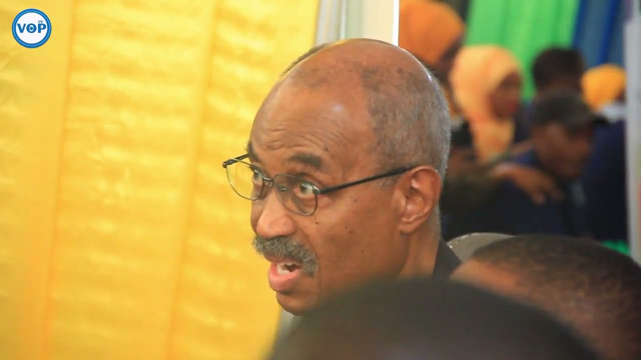 RAISI MSTAAFU WA ZANZIBAR AMAN ABEID KARUME AKIFANYA UZINDUZI WA TAMASHA LA WAFANYA BIASHARA MAISARA
