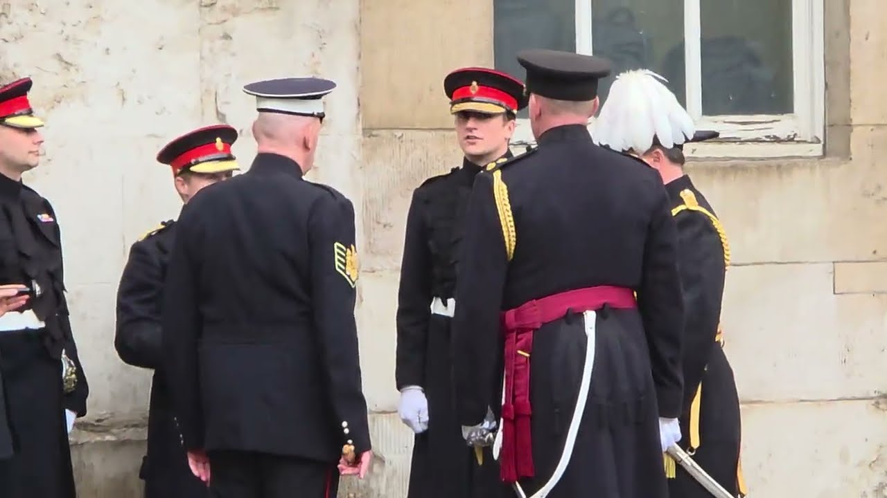 20/10/ 2025  END OF THE GUARD.4P.M#london #buckinghampalace #tourist