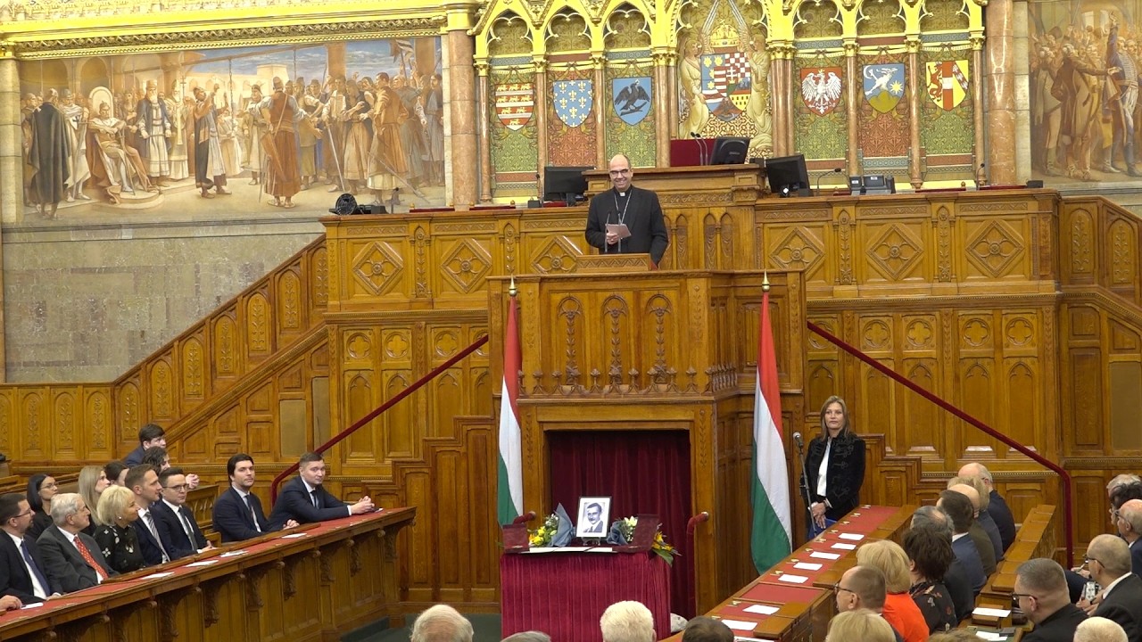 Esterházy János-díjban részesült Orosch János nagyszombati érsek