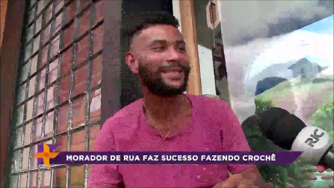 Morador de rua faz sucesso fazendo crochê