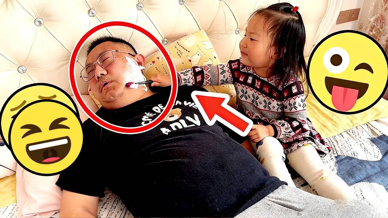 Race with dad to eat cookies! Scare dad with a toy worm! It's so fun. #DailyLifeWithDaughter #DadTak
