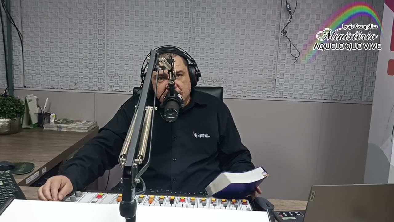 Jesus foi levado pelo Espírito ao deserto para ser tentado pelo Diabo. Mateus 4
