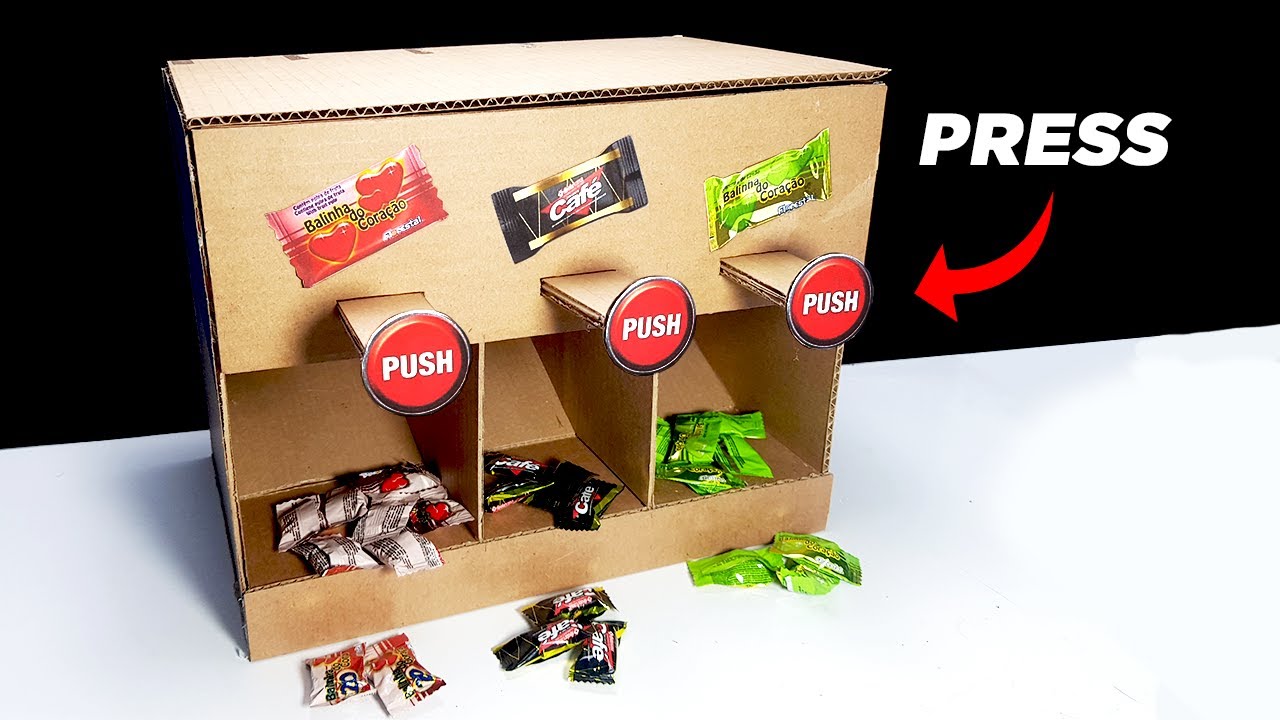 M&aacute;quina de Doces Caseira Feita com Papel&atilde;o - Homemade Cardboard Candy Machine