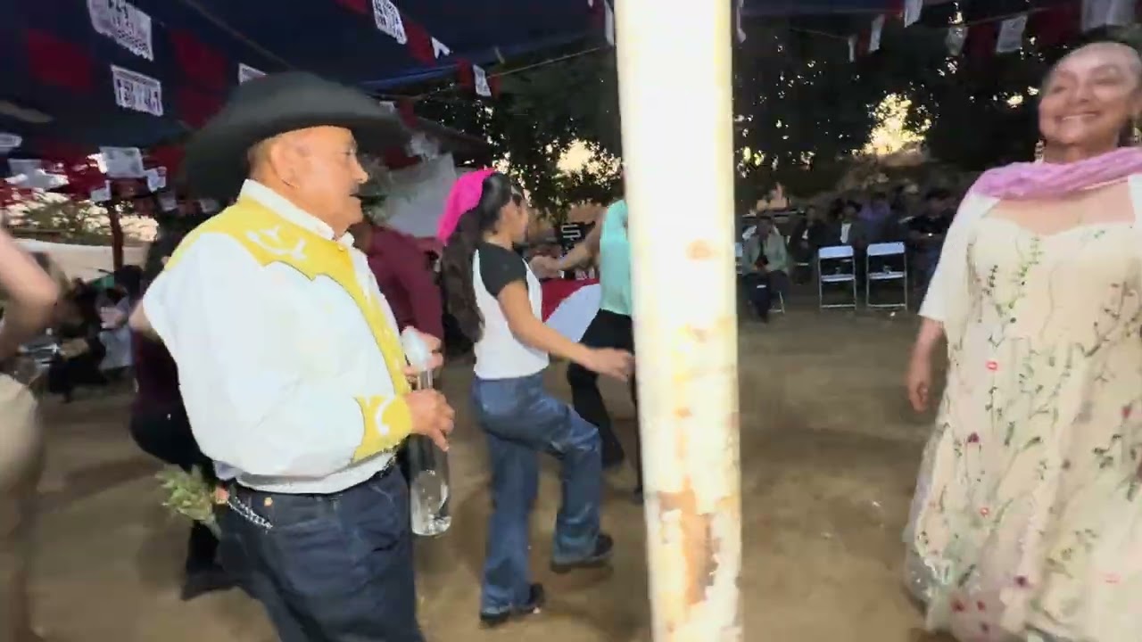 Bailando el jarabe de la rosa y y arinconamela  banda Atotonilco 
