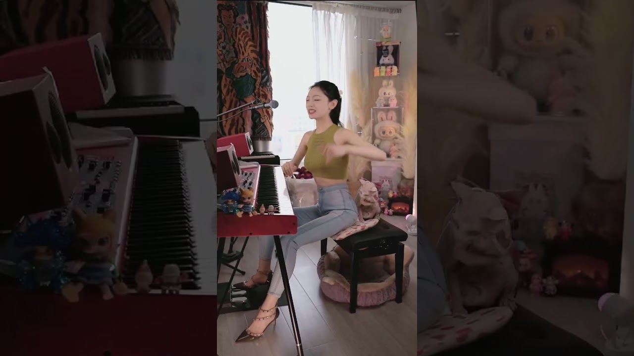 NO763、The piano girl's performance healed the fatigue of the whole day.鋼琴女孩的演奏，治癒了一整天的疲憊。