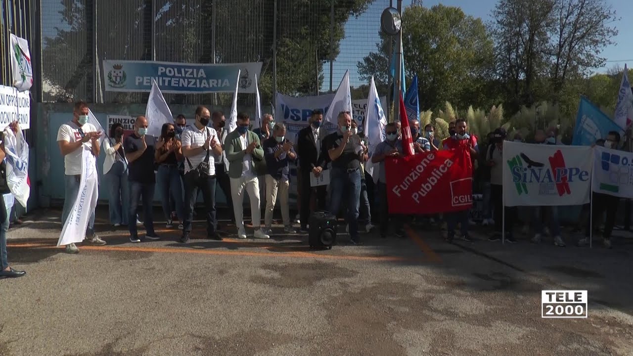 Polizia Penitenziaria Pesaro in protesta davanti al carcere di Villa Fastiggi