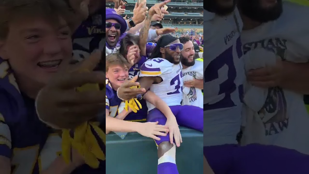 Aaron Jones Does Lambeau Leap as a Viking 💜