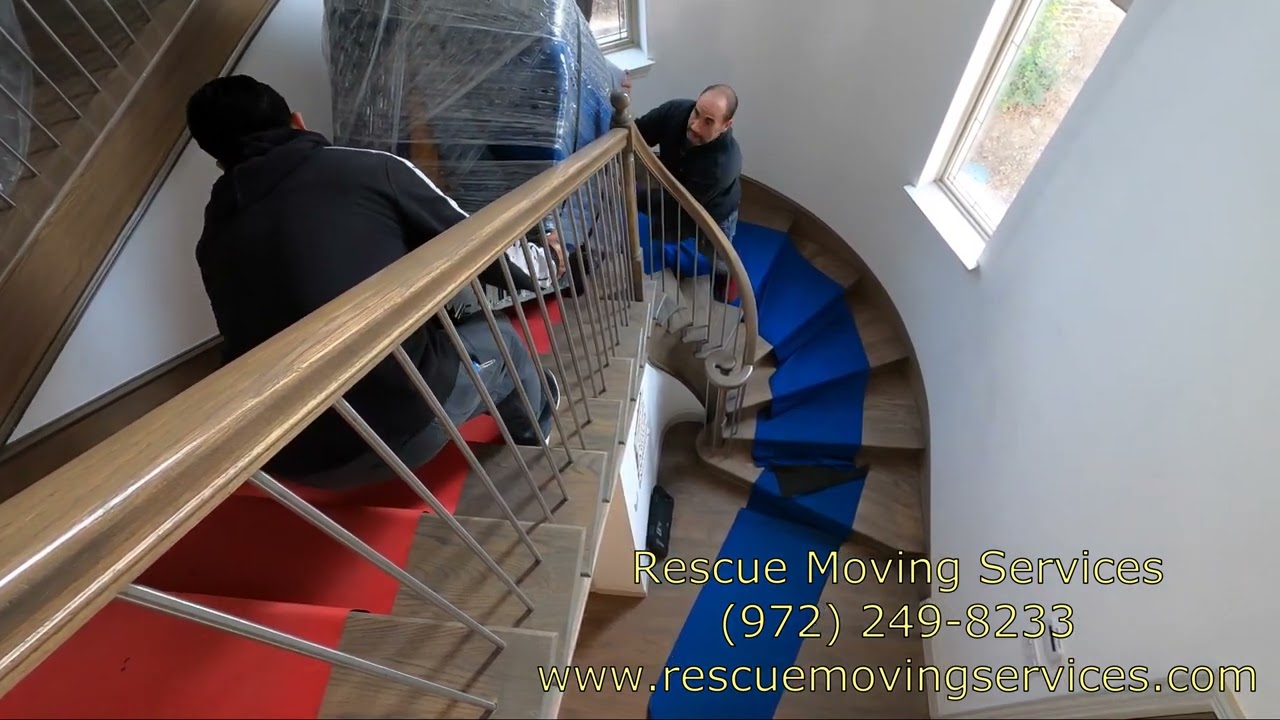Subiendo un piano por las escaleras espirales in Dallas TX por los Rescatadores de mudanza