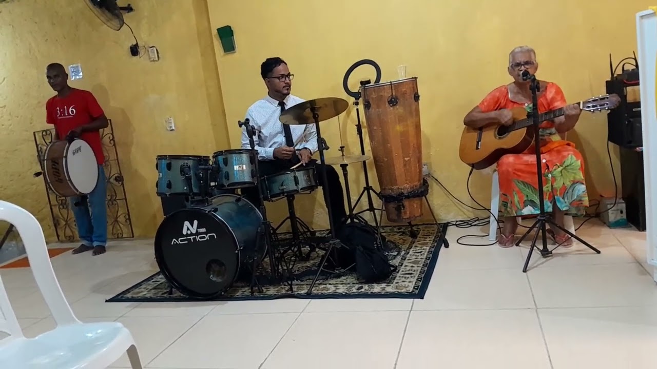 Irmã Maria louvando na casa de oração 