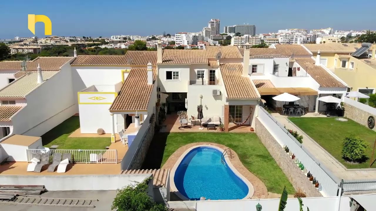 Moradia em banda T3 +1 em Albufeira,  com piscina, garagem, perto das praias, serviços e comércio