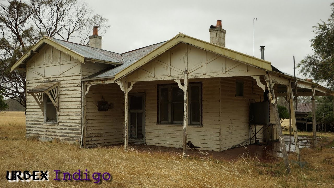 Abandoned- Old forgotten home near a small quiet town/Built 1920`s or 30`s??