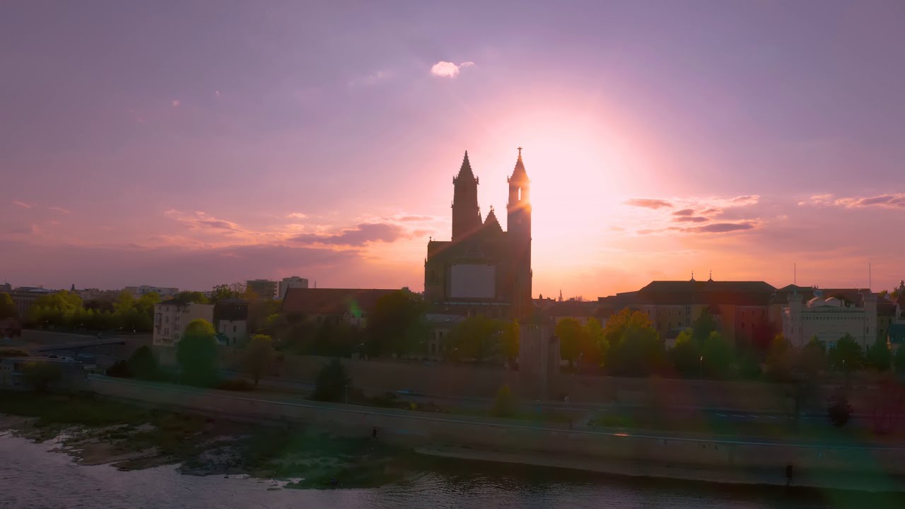 OTTOSTADT MAGDEBURG - Flug &uuml;ber die Stromelbe mit Blick auf die Altstadt