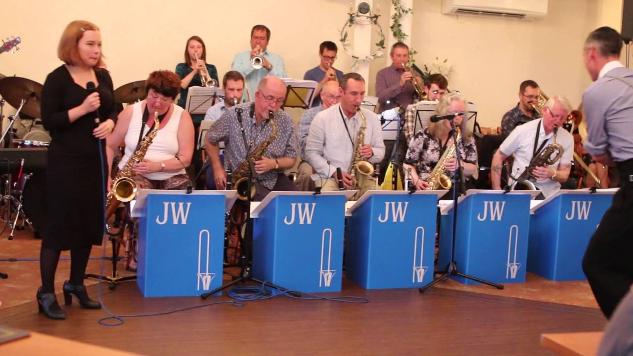 'Fly Me To The Moon' - The Jonathan Wyatt Big Band feat. Ellie Bea