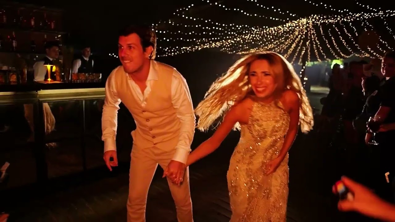 Entrada de novios a la fiesta