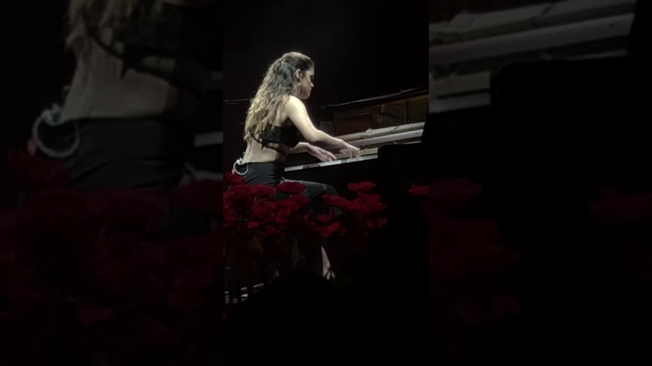 amaia circle price madrid con la que se graduó  isaac albeniz el puerto