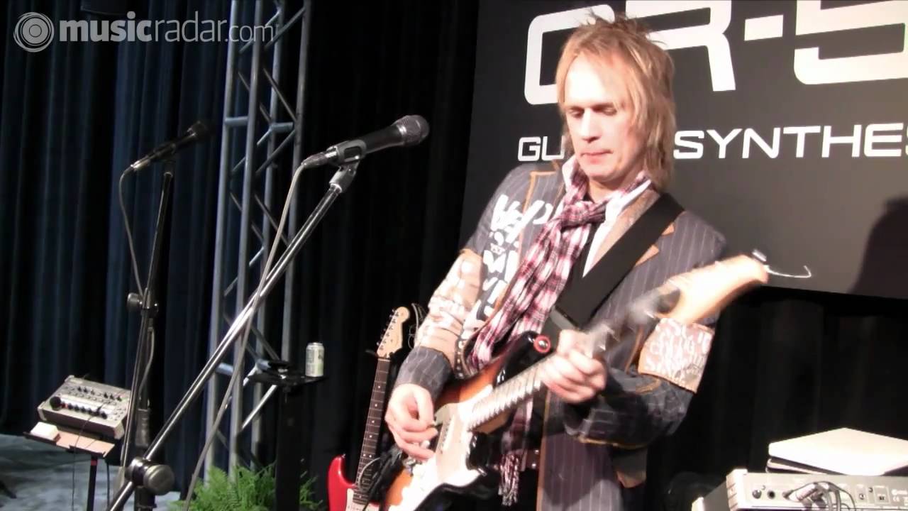 Roland GR 55 Guitar Synthesizer demo at NAMM 2011