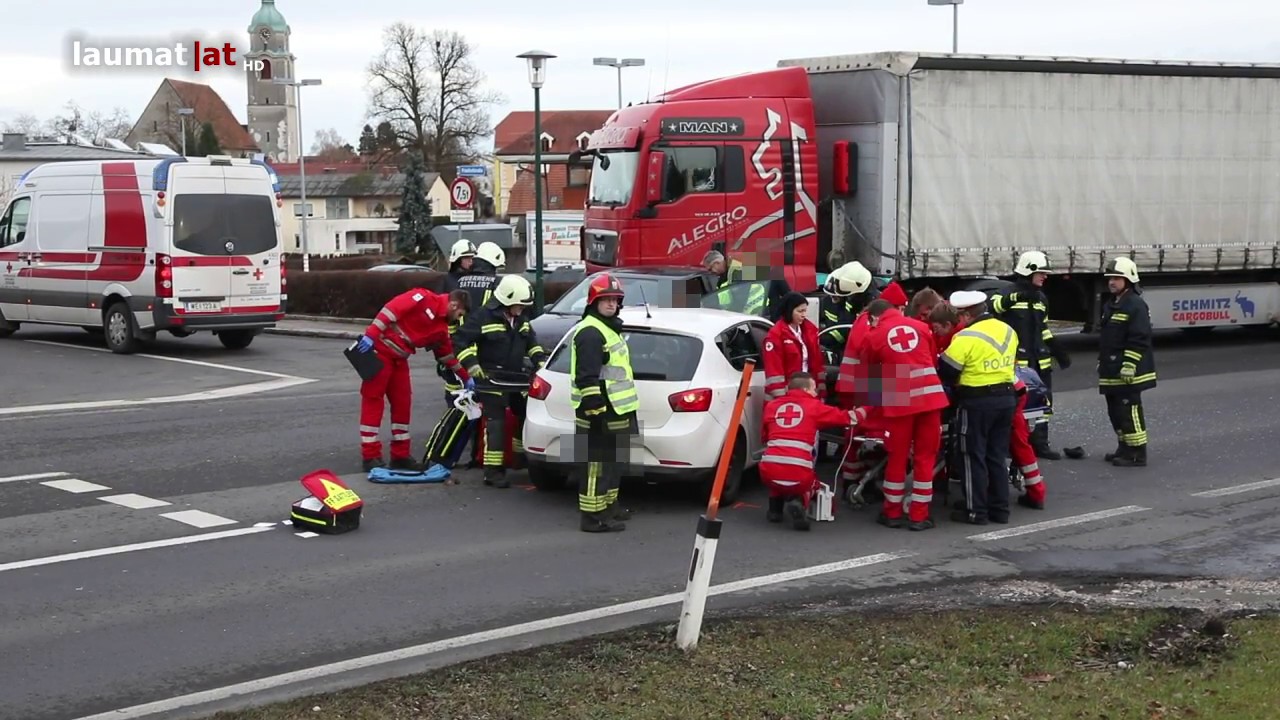 Schwerer Verkehrsunfall auf der Pyhrnpass Stra&szlig;e in Sattledt