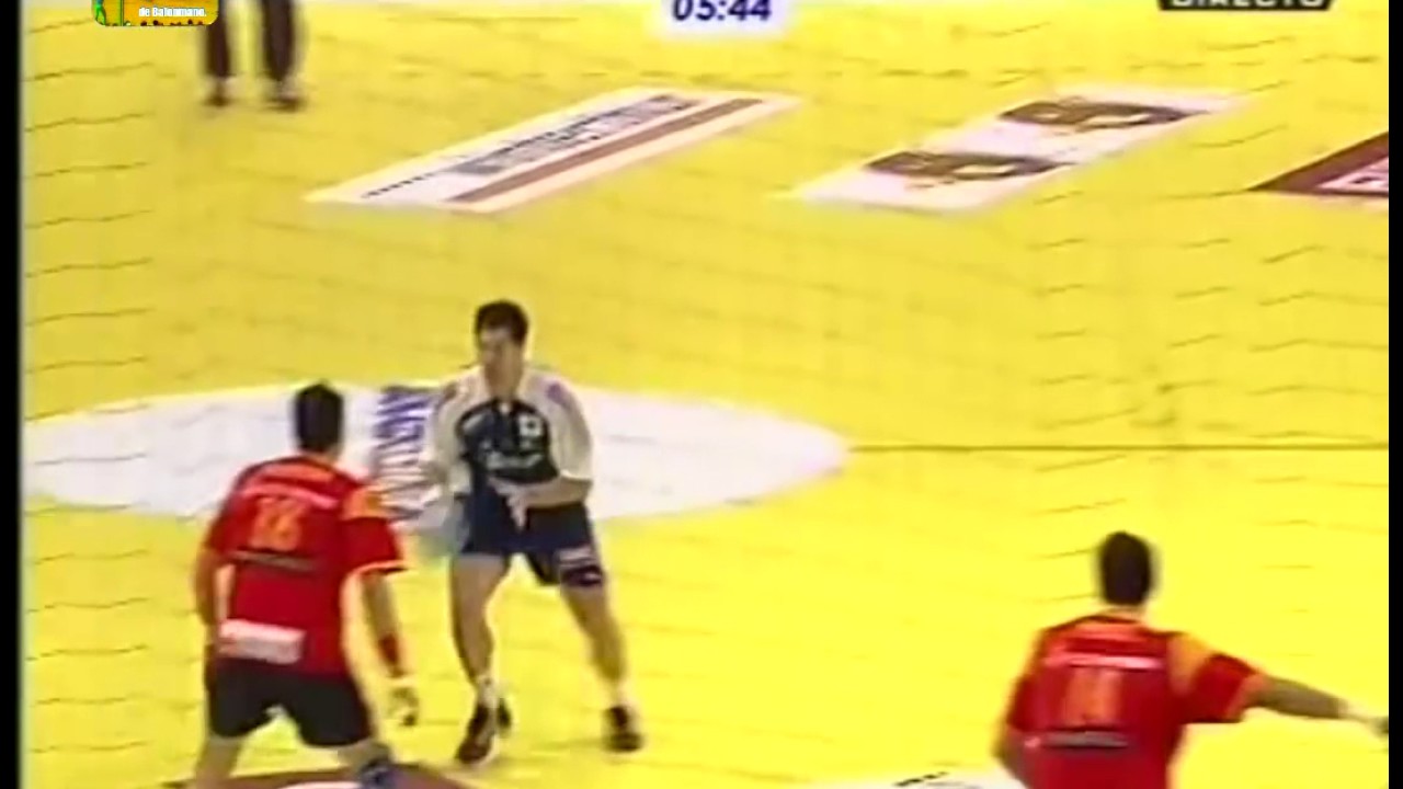 Gol superando a dos oponentes; un Nikola Karabatic con 21 a&ntilde;os. Final Europeo SUI-2006 - ESP vs FRA.