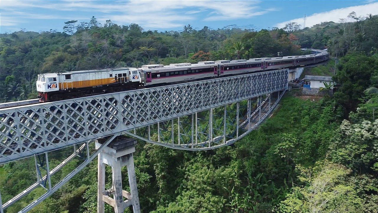 MENYAKSIKAN KEINDAHAN JEMBATAN CIRAHONG DAN KERETA API DARI SUDUT PANDANG MATA BURUNG