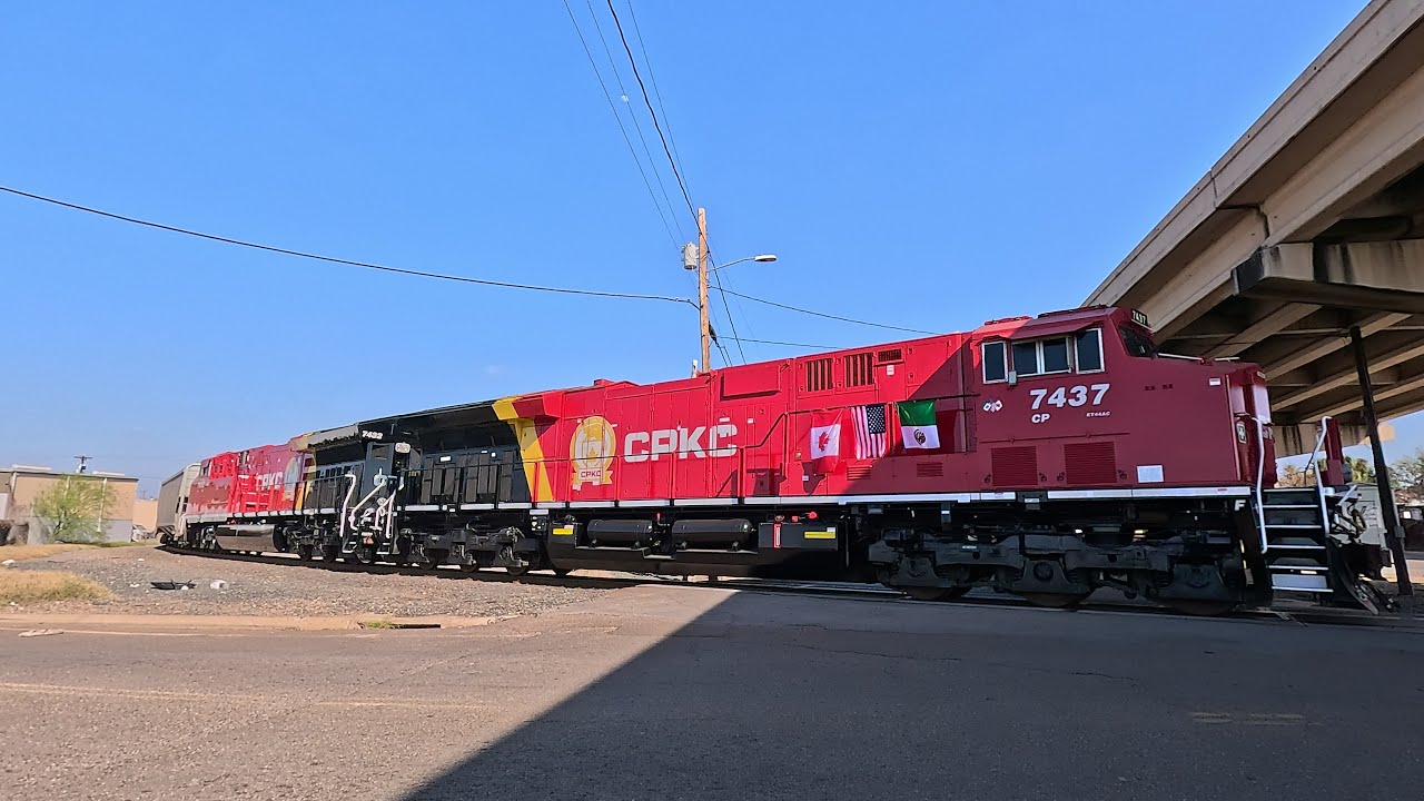 CPKC cruzando calle Washington en Laredo Tx, / CPKC crossing Washington Street at Laredo Tx.