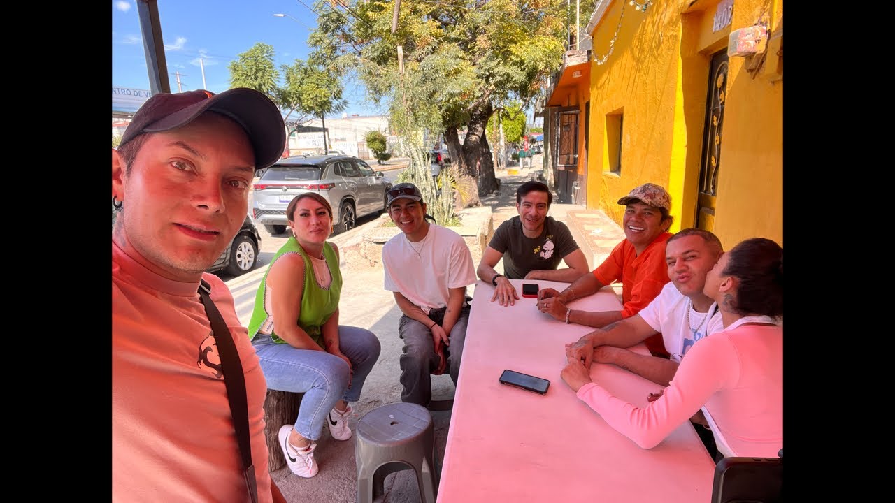 En el local de las botanas con los Blah blah
