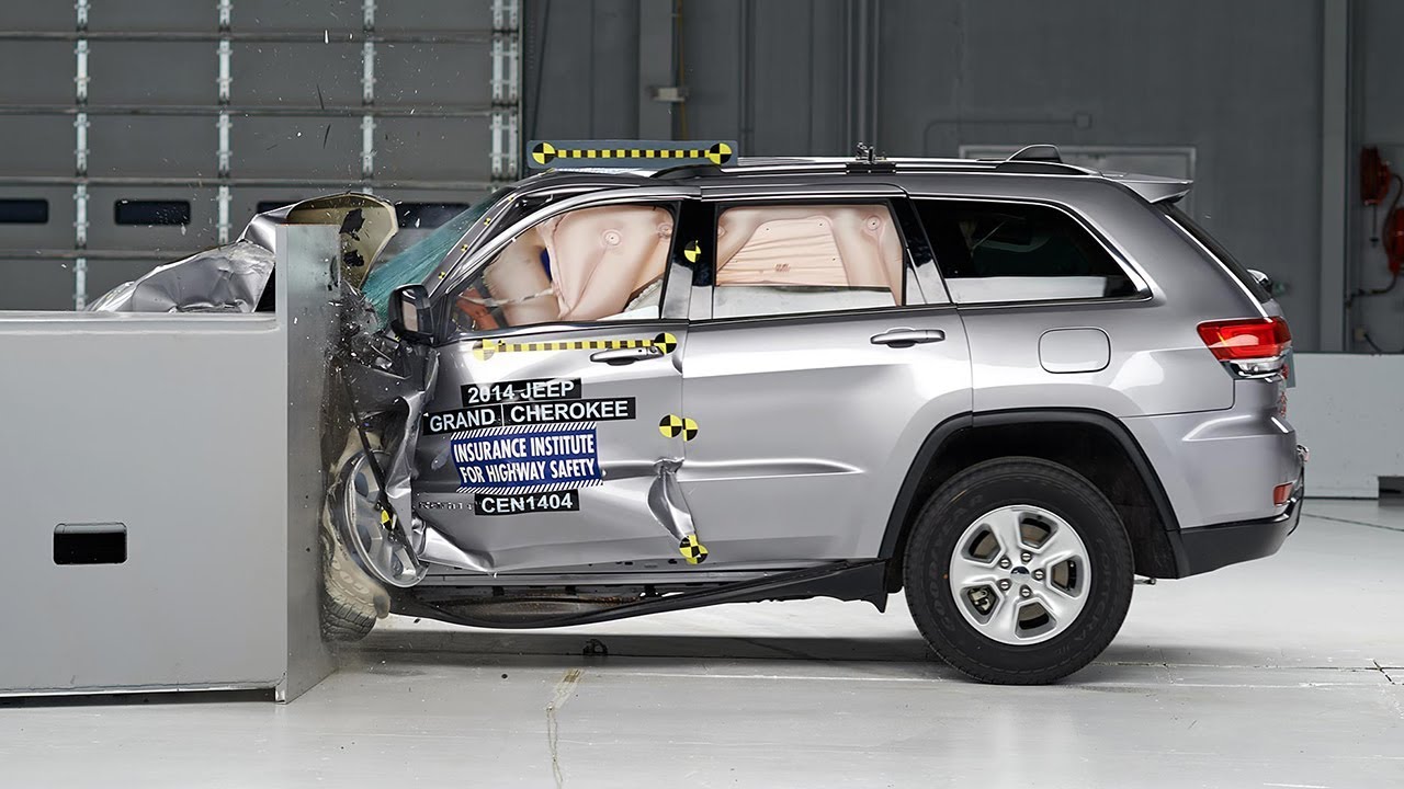 2014 Jeep Grand Cherokee driver-side small overlap IIHS crash test