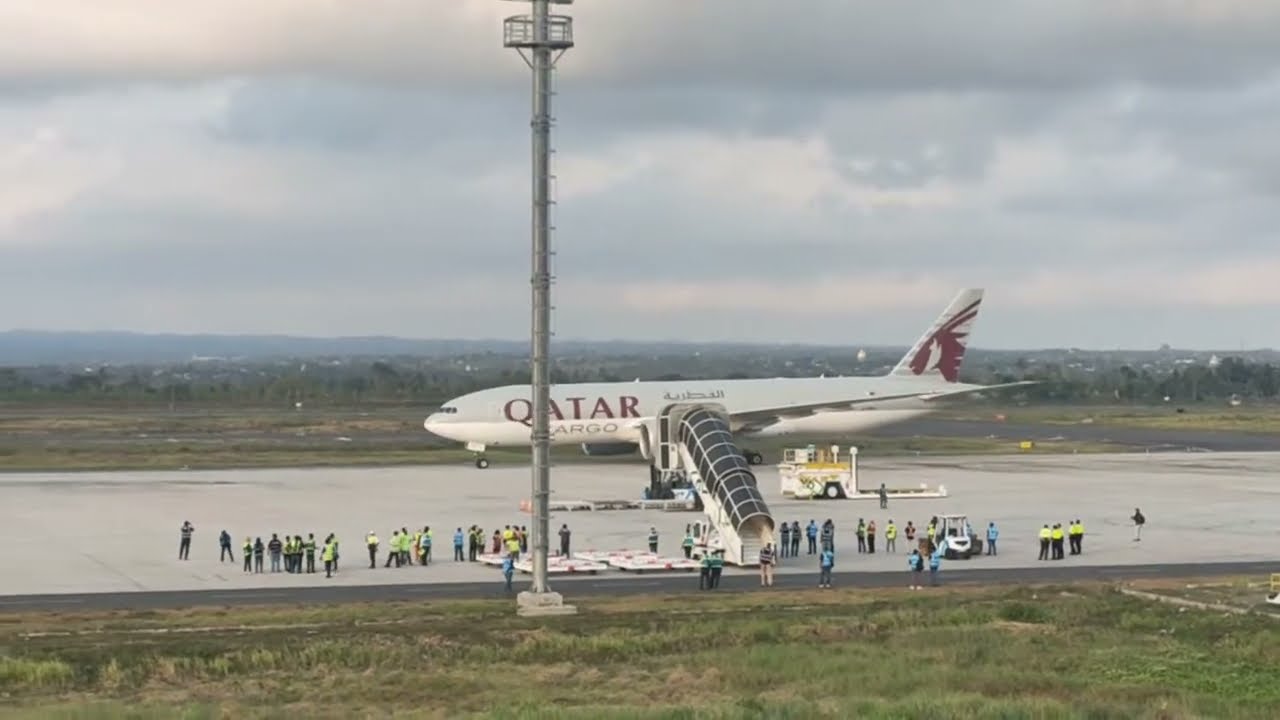 Live. Suasana Kedatangan Logistik MotoGP 2024 di Bandara International Lombok, Selasa (24/9/2024).