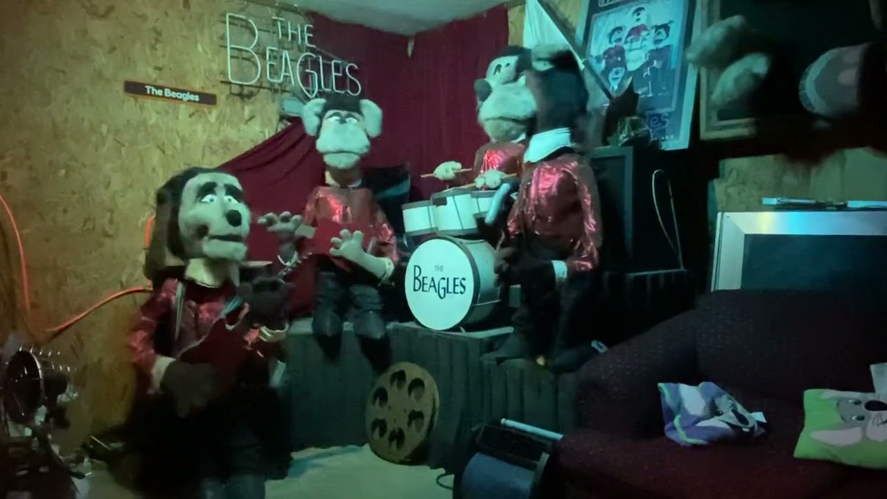 Chuck E Cheese Pizza Time Theater - The Beagles - “Roll Over Beethoven”