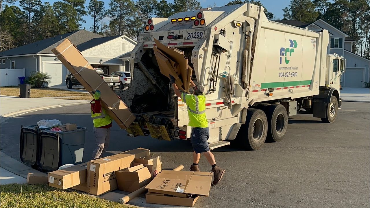 FCC Mack MRU EZ-Pack Goliath Rear Loader Garbage Truck Packing Super Post Christmas Trash 