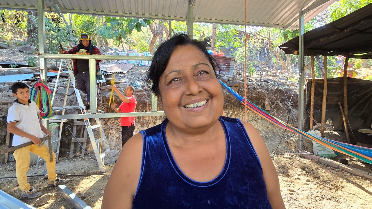Poniendo las puertas en casa de do&ntilde;a Maria Guevara 