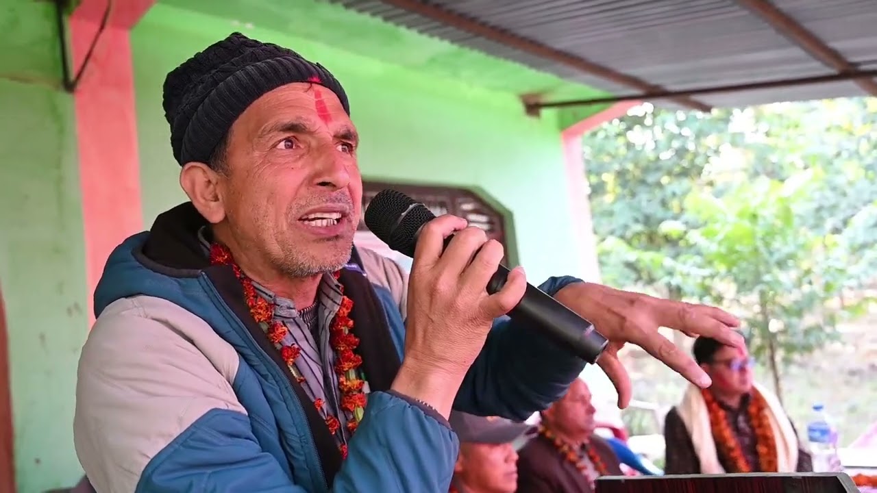 स्थानिय सामुदायिक उपभोक्ता महासंघ गढवाका अध्यक्ष नवराज शर्मा मन्तव्य व्यक्त गर्दै