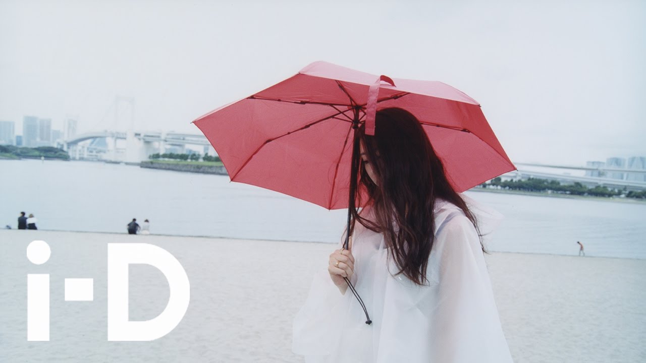 【Identity 】写真家ハーレー・ウィアーが捉えた、写真家 岡部桃（Momo Okabe）