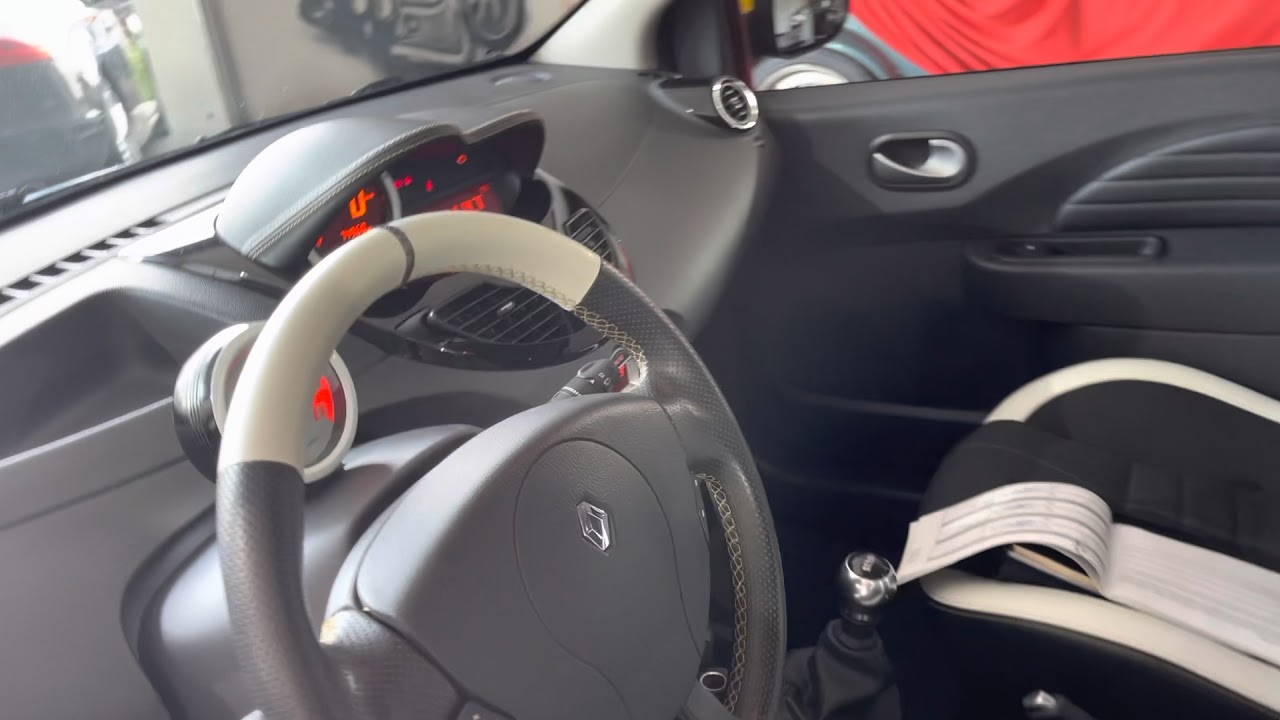 MONSTER GARAGE 83 TWINGO RS REDBULL
