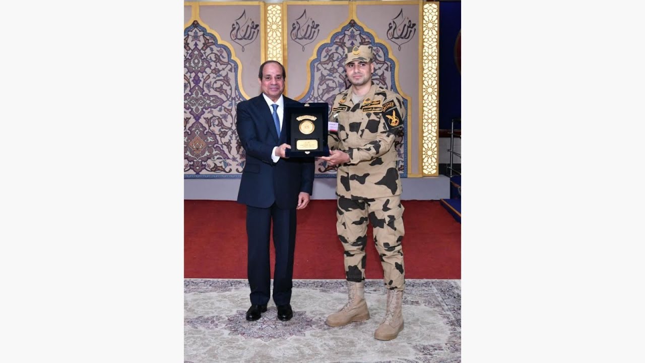 #موقع_الرئاسة | الرئيس عبد الفتاح السيسي يكرم عدد من أبطال القوات المسلحة ويتناول معهم الإفطار
