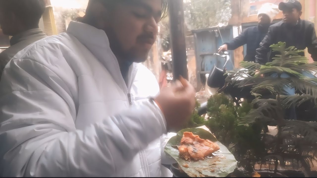 Bhai samosa kha rha h ll deepanshuBishnoi16 ll mayank rajput ll #viral #video #funny #samosa