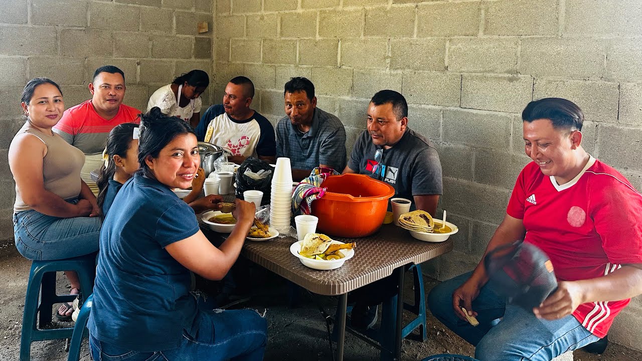 Así disfrutamos el almuerzo con todos los trabajadores, todos felices 🥘
