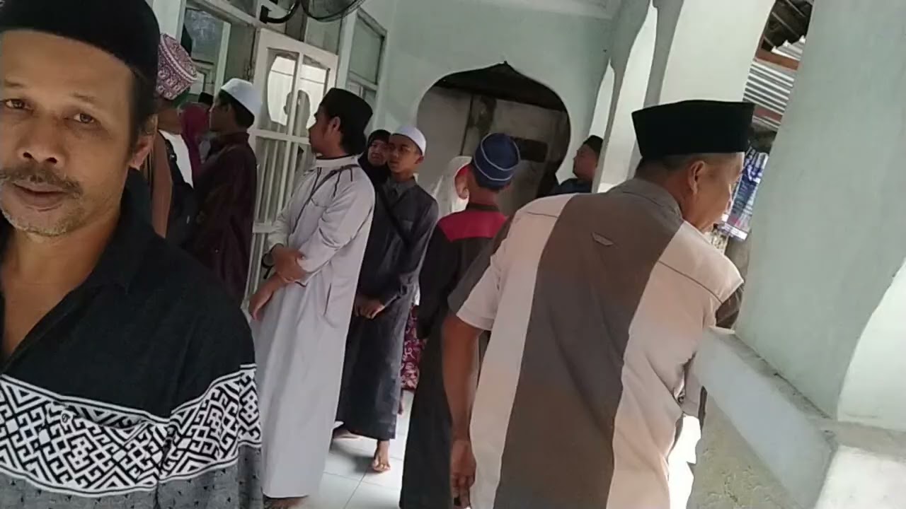 Acara salm salaman selepas pengajian di musholla Nurul Hidayah Dasan Tapen Timur Gerung Lobar 1-2026